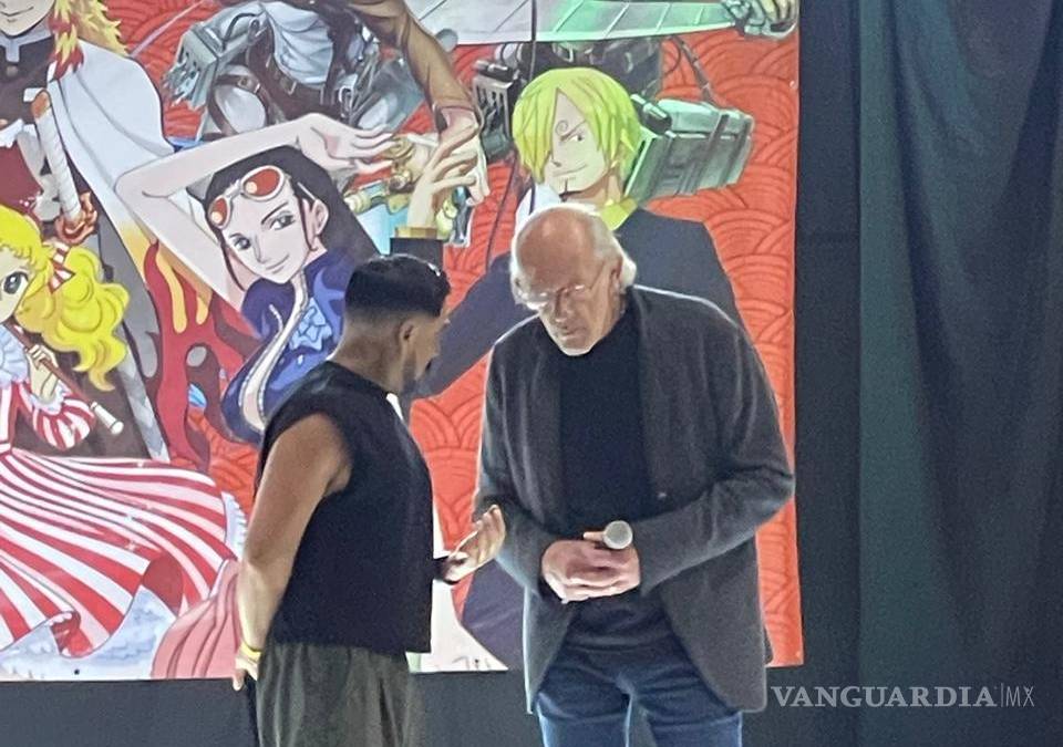 Enloquece el ‘Doc Brown’ a los fanáticos de ‘Volver al Futuro’, en Monterrey