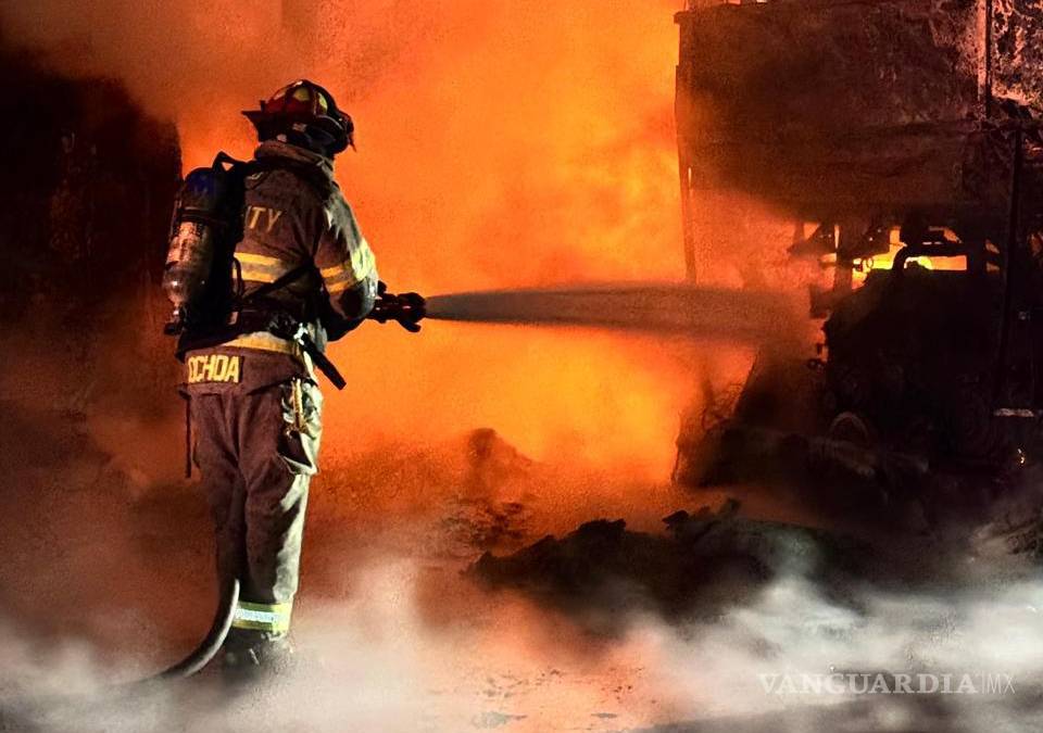 Fuego consume dos autobuses de pasajeros en Monterrey, Nuevo León