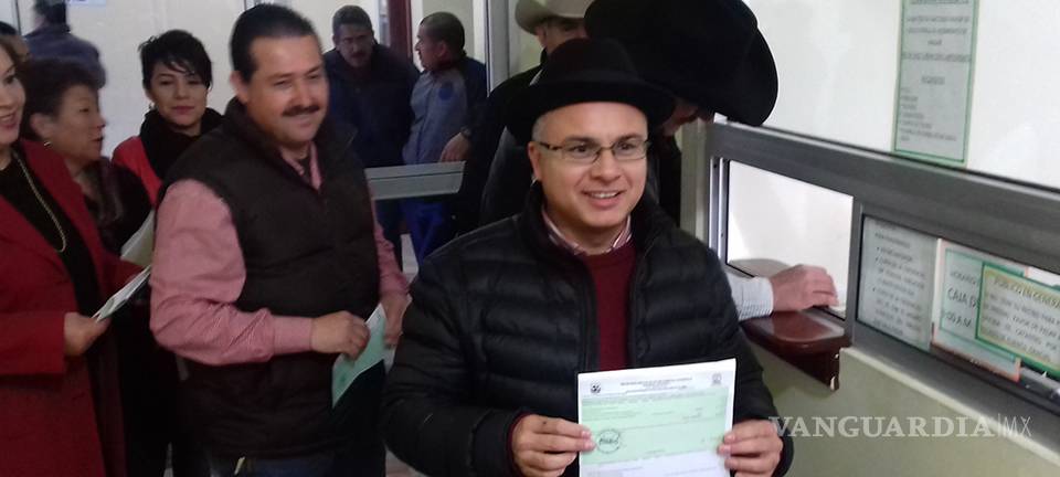 $!Embargan camioneta de alcalde por adeudo en Presidencia