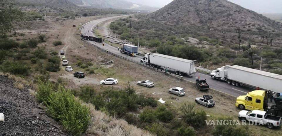 $!Reportan tráfico detenido en carretera libre Saltillo-Mty. por volcadura de tráiler