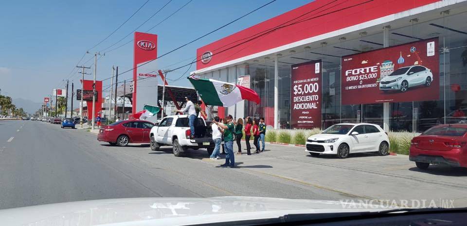 $!Festejan pase de México a octavos en agencia KIA de Saltillo y Monclova
