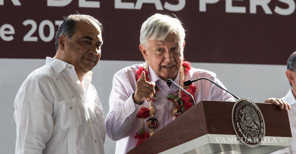 Pide AMLO a dirigentes de Morena respetar a autoridades de otros partidos