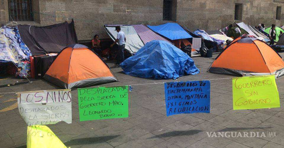 $!AMLO no ha recibido a desplazados de Guerrero, cumplen una semana frente a Palacio Nacional