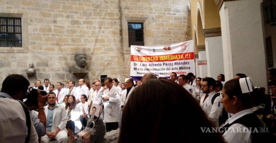 $!Médicos protestan en todo el país; exigen ley que discriminalice su profesión