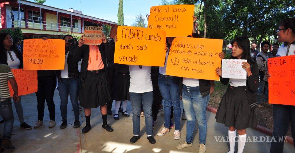 $!Hombres con falda y mujeres con pantalón, así protestaron alumnos en Oaxaca contra el acoso