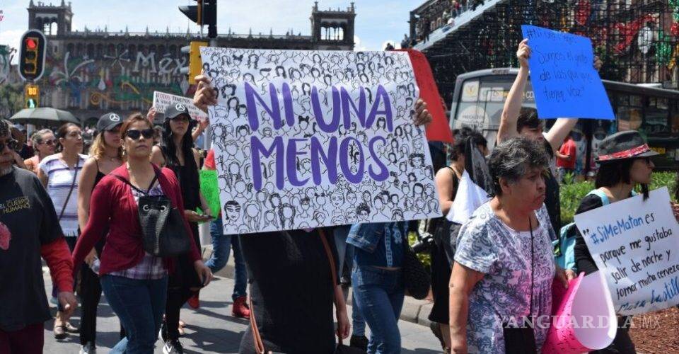 $!'Dejen de matarnos', mujeres marchan y exigen justicia por el asesinato de Mara