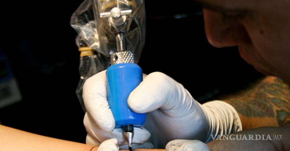 Suprema Corte niega amparo a hombre que fue despedido por no cubrirse tatuaje