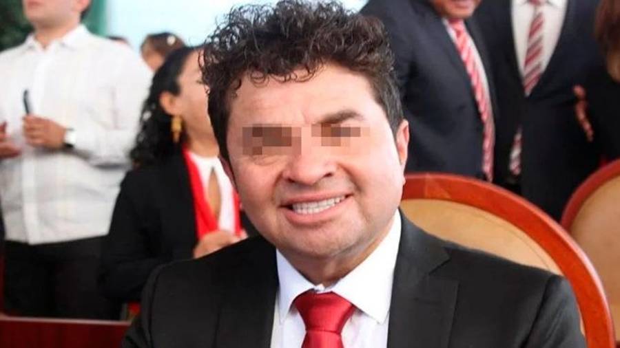 Catean casa de exfuncionario acusado del ataque con ácido a saxofonista, pero no lo encuentran