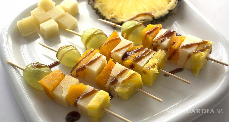 $!Imagen ilustrativa de brochetas de fruta y queso.