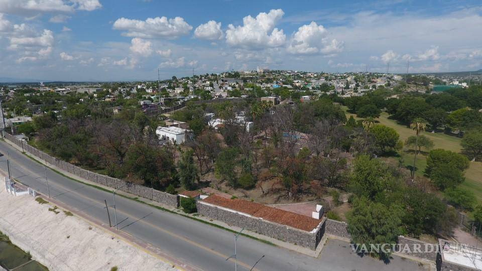 $!Entrada principal de la residencia de Altos Hornos de México, que fue hogar del empresario Alonso Ancira.