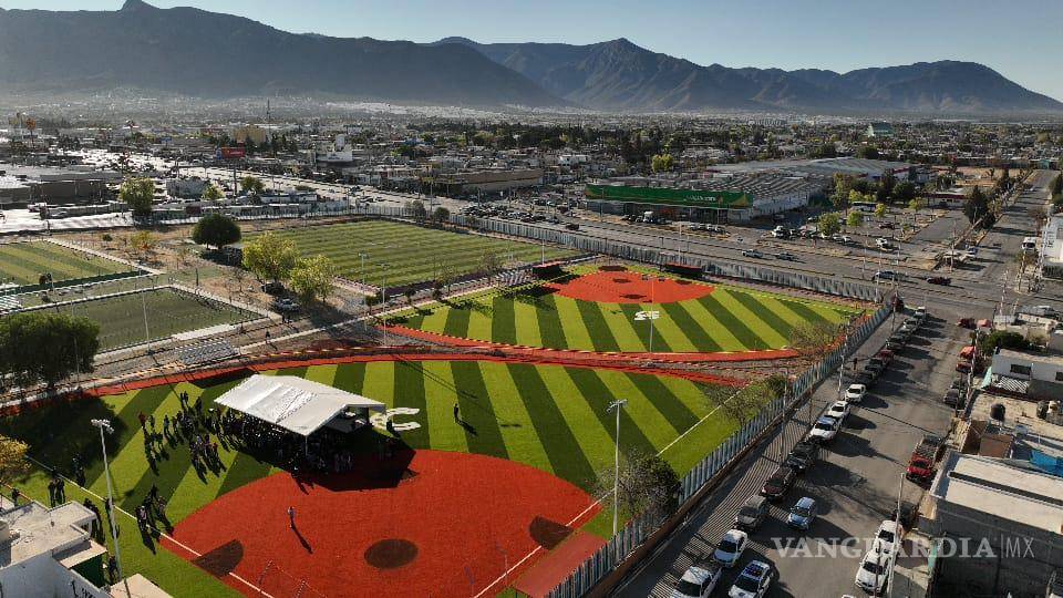 $!Con una inversión de 9.1 millones de pesos, se realizaron trabajos integrales en las canchas, incluyendo nuevo pasto sintético, bardas perimetrales, malla ciclónica, dogouts y sistema de iluminación.