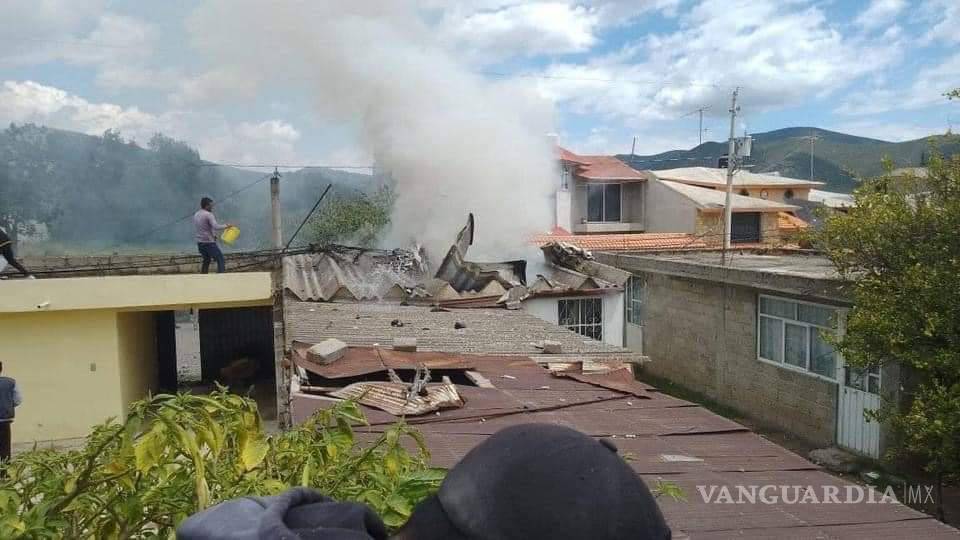 $!Avioneta se estrella contra una casa en Puebla; hay tres muertos