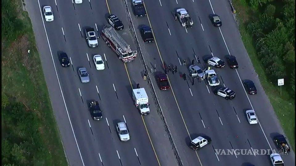 $!Pánico en Houston tras tiroteo entre autos en autopista