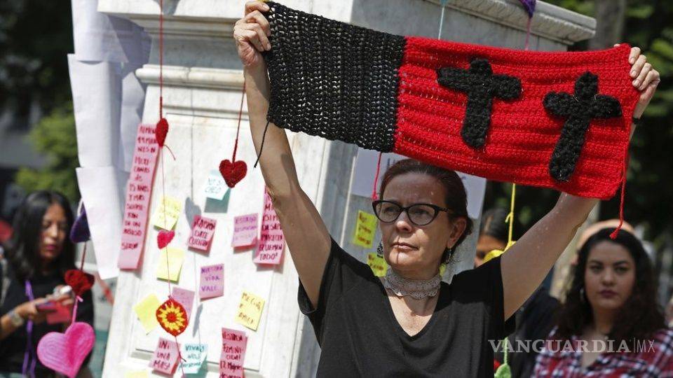 $!Mujeres mexicanas tejen corazones para recordar a jóvenes asesinadas