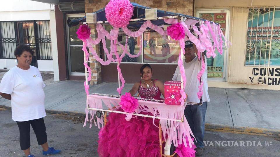 $!Vendedor de Sabinas pasea a su hija quinceañera en triciclo y se vuelve viral
