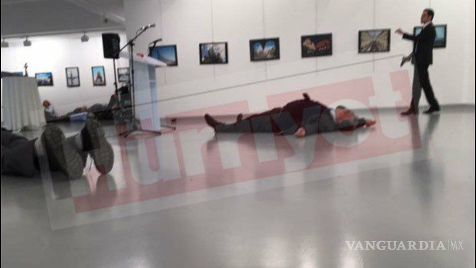 $!Al grito de &quot;Alepo, venganza&quot; matan al embajador ruso en Turquía