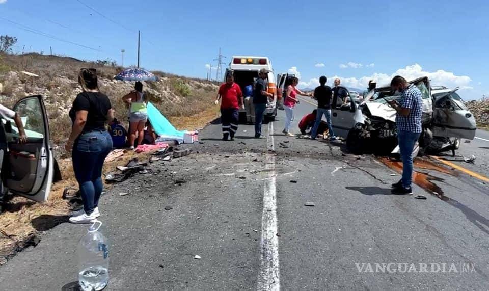 $!Aspectos del choque frontal donde murieron cinco personas.