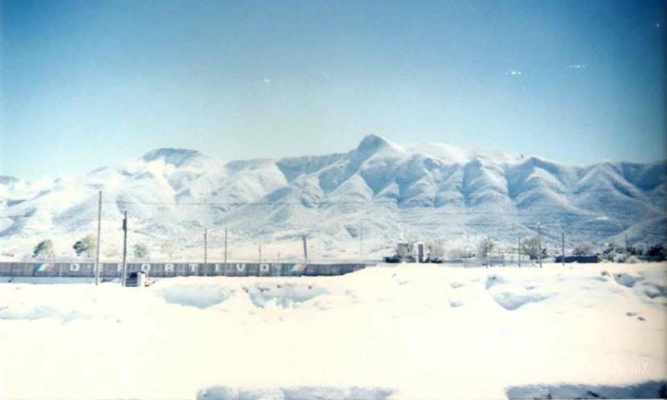 $!Una de las nevadas más rememoradas en la ciudad. Ocurrió el 12 de diciembre de 1997. Al día siguiente la Fuente de las Ninfas en la Plaza de Armas amaneció congelada.