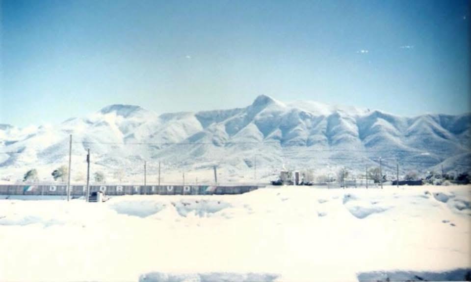 $!Una de las nevadas más rememoradas en la ciudad. Ocurrió el 12 de diciembre de 1997. Al día siguiente la Fuente de las Ninfas en la Plaza de Armas amaneció congelada.