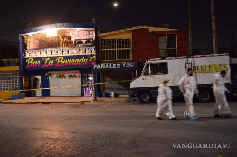 $!Hombres armados entran a bar de Monterrey y matan a dos