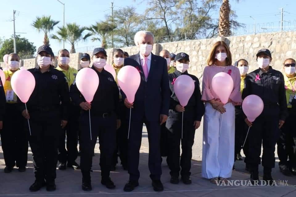 $!Elementos de Seguridad Pública de Torreón forman lazo humano contra el cáncer