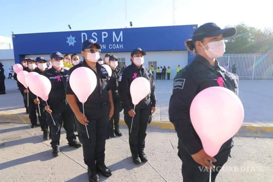 $!Elementos de Seguridad Pública de Torreón forman lazo humano contra el cáncer