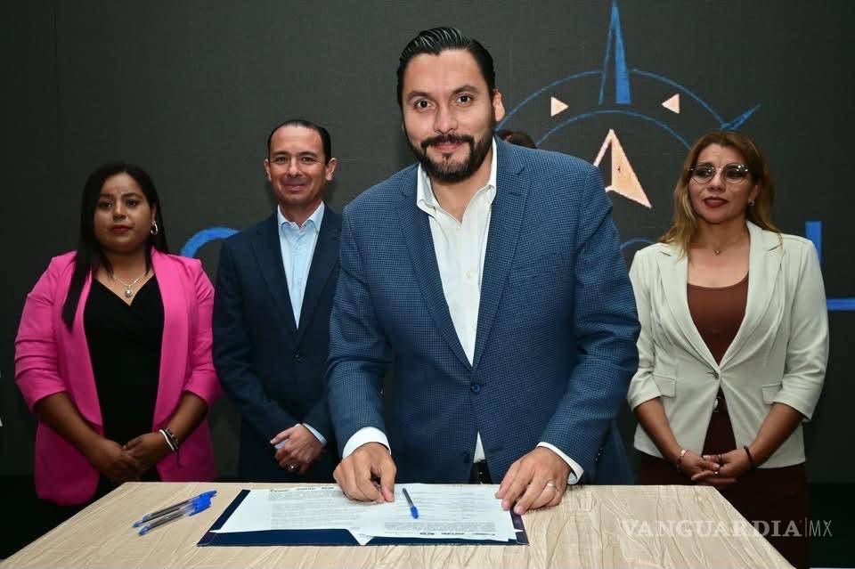 $!Carlos Villarreal Pérez participó en la firma del Acuerdo de Entendimiento del Corredor Carretero Multimodal Ciudad Acuña-Torreón.