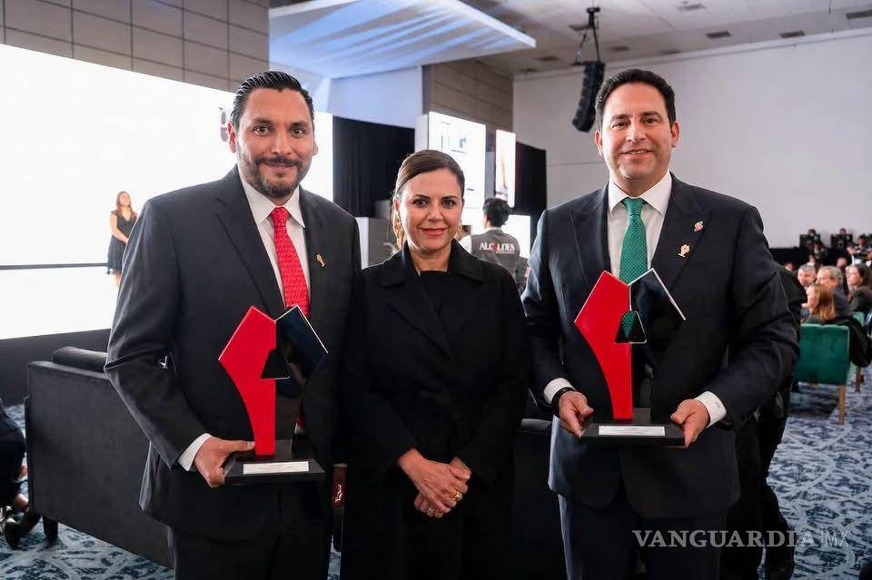 $!Carlos Villarreal Pérez, alcalde de Monclova (izq) y Javier Díaz González, alcalde de Saltillo (der) fueron galardonados por sus mejores prácticas como gobiernos locales.