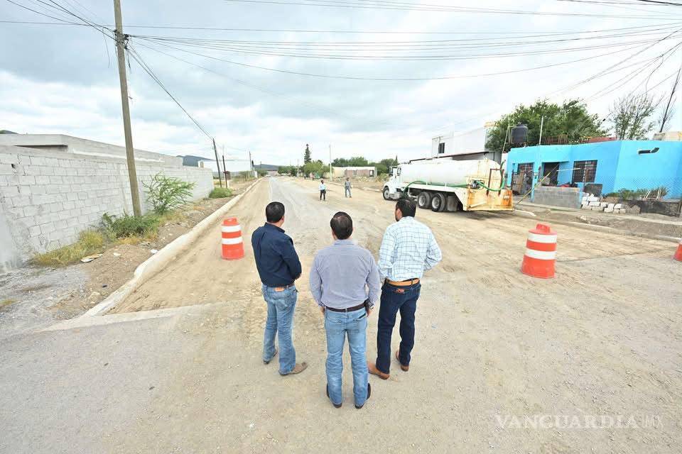$!Carlos Villarreal recorrió obras de pavimentación en la colonia Calderón para supervisar los avances y la aplicación de recursos destinados a mejorar la movilidad.