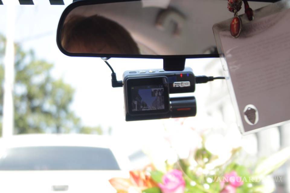 $!Arrancan los taxis rosas en Monclova