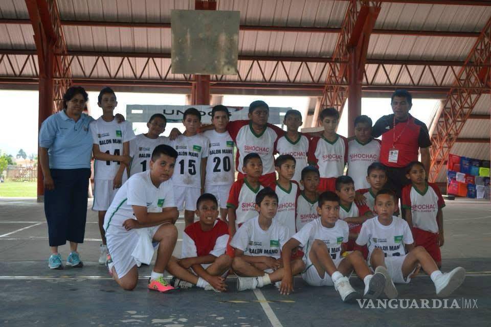 $!Durante más de 30 años de servicio, Graciela participó en diversas competencia escolares junto a sus estudiantes.