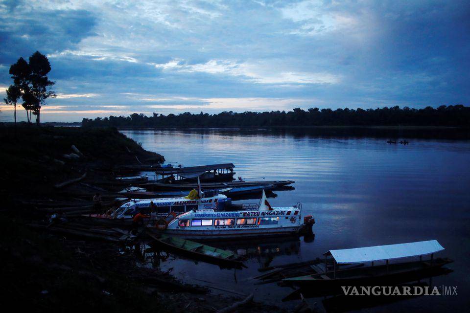 $!MANGUAL, PERÚ. 11 de octubre.- Botes se posicionaron a lo largo de la orilla de un río durante un acercamiento por parte de trabajadores de la salud que viajaron por el río hacia la selva amazónica.