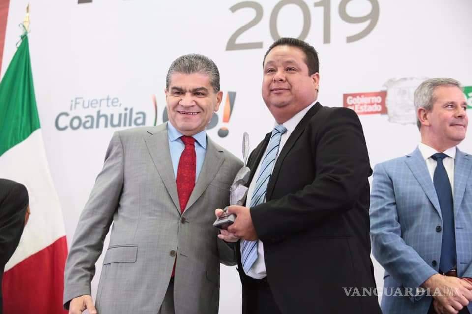 $!Siempre supo Édgar ser un crítico de funcionarios, fue un reportero independiente y cortés.