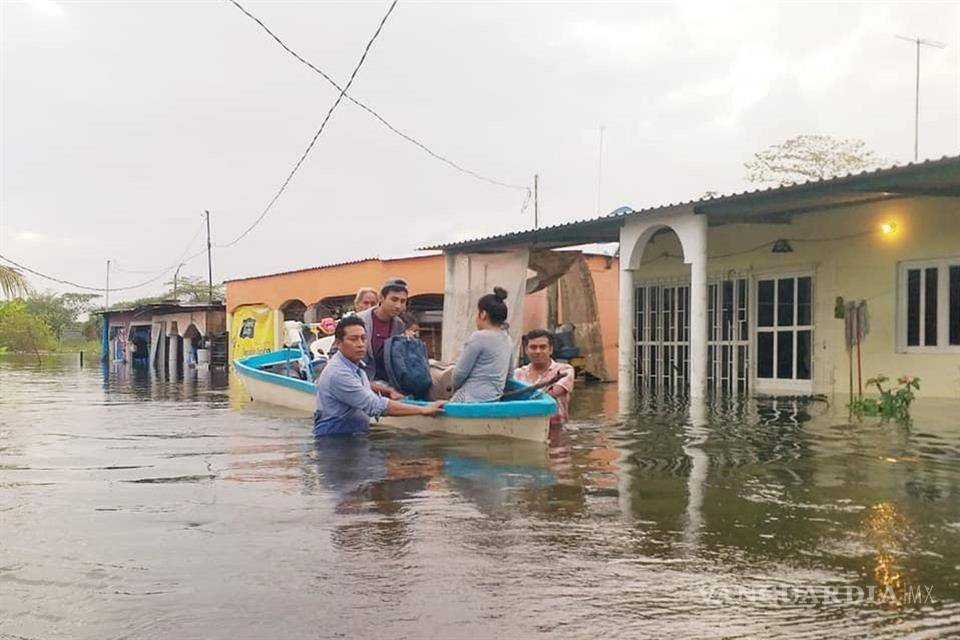 $!En Tabasco pobladores están en techos de sus hogares, por inundaciones