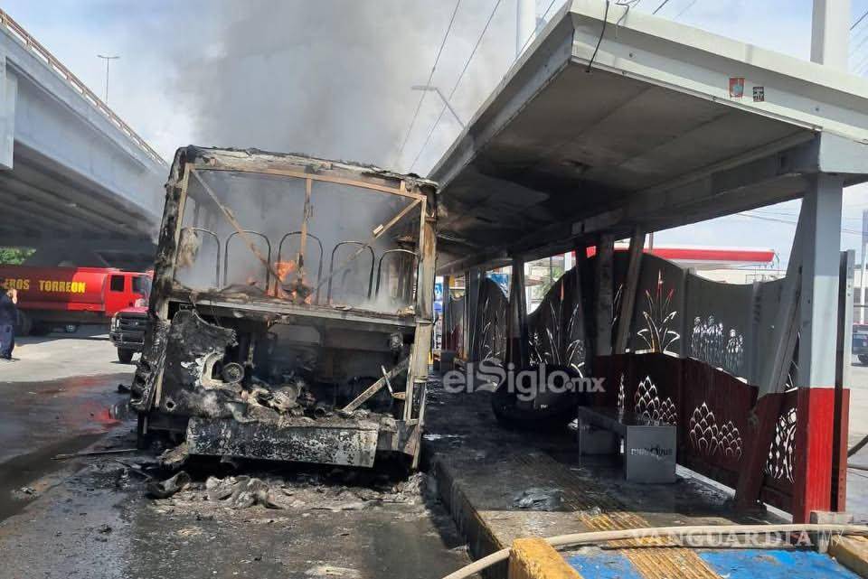 $!El camión suburbano quedó reducido a cenizas tras incendiarse cerca de una estación de combustible en Torreón.