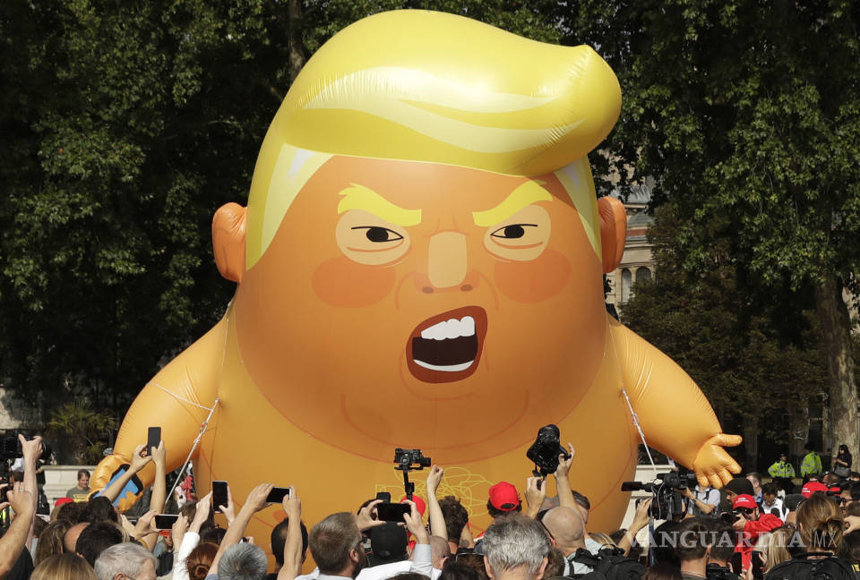 $!‘Bebé Trump’ flota sobre miles de manifestantes que toman las calles de Londres