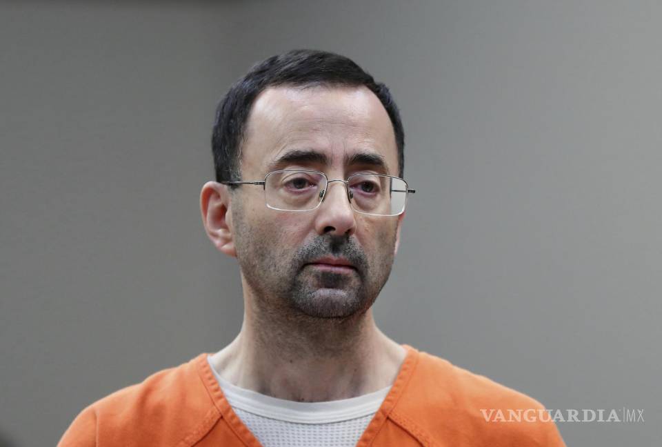 $!El ex médico Larry Nassar comparece ante el tribunal para una audiencia de declaración de culpabilidad, el 22 de noviembre de 2017, en Lansing, Michigan.