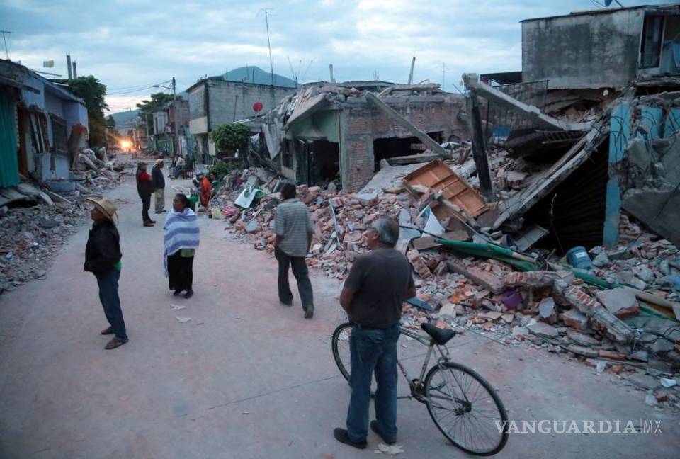 Ante la falta de apoyos, campesinos de Jojutla 'cosechan' varillas entre escombros del sismo