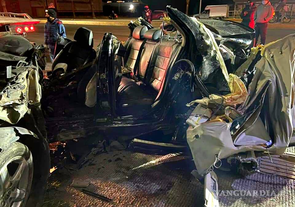 $!Mueren cinco personas al chocar contra estación del Metrobús en Torreón