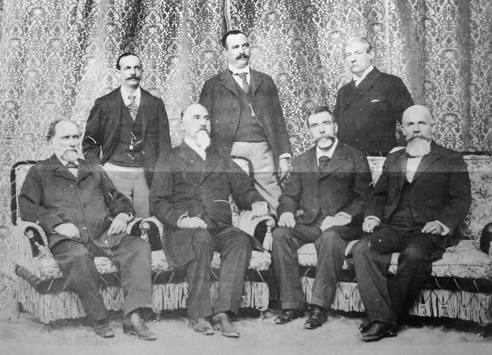 $!Sentado a la izquierda Henry Maas posa con los consejeros del Banco de Coahuila