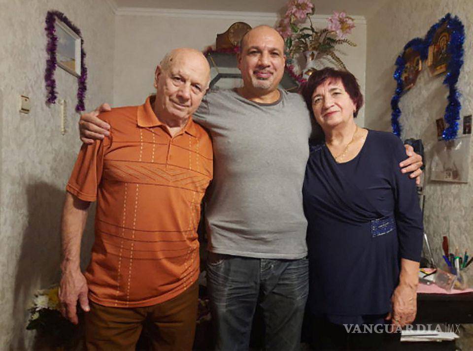 $!Valerii Garpenko con sus padres.