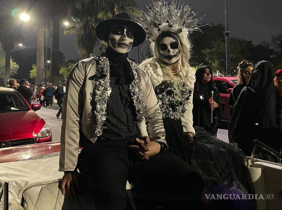 $!Las distintas delegaciones desfilaron ataviadas con disfraces y vestidos conmemorativos del Día de Muertos.