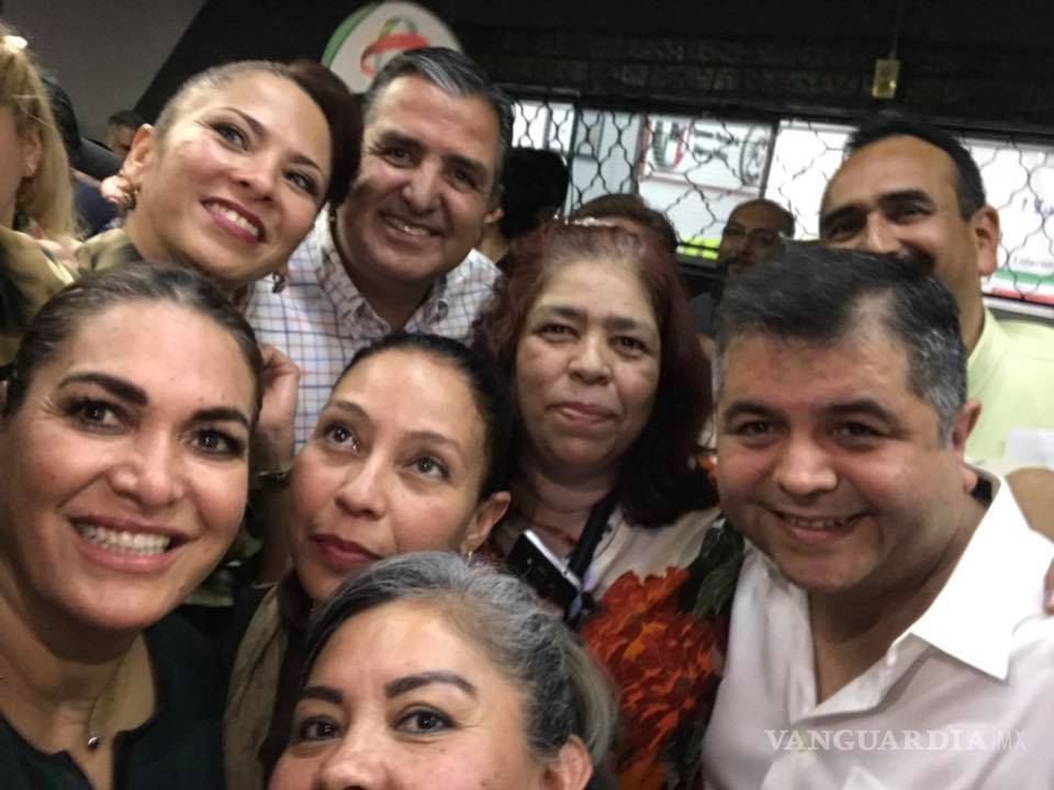 $!Eduardo Olmos presenta su registro como candidato para dirigir el PRI de Torreón