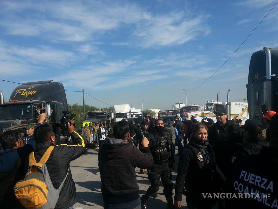 $!Estalla violencia en Monclova; Policías desalojan a manifestantes