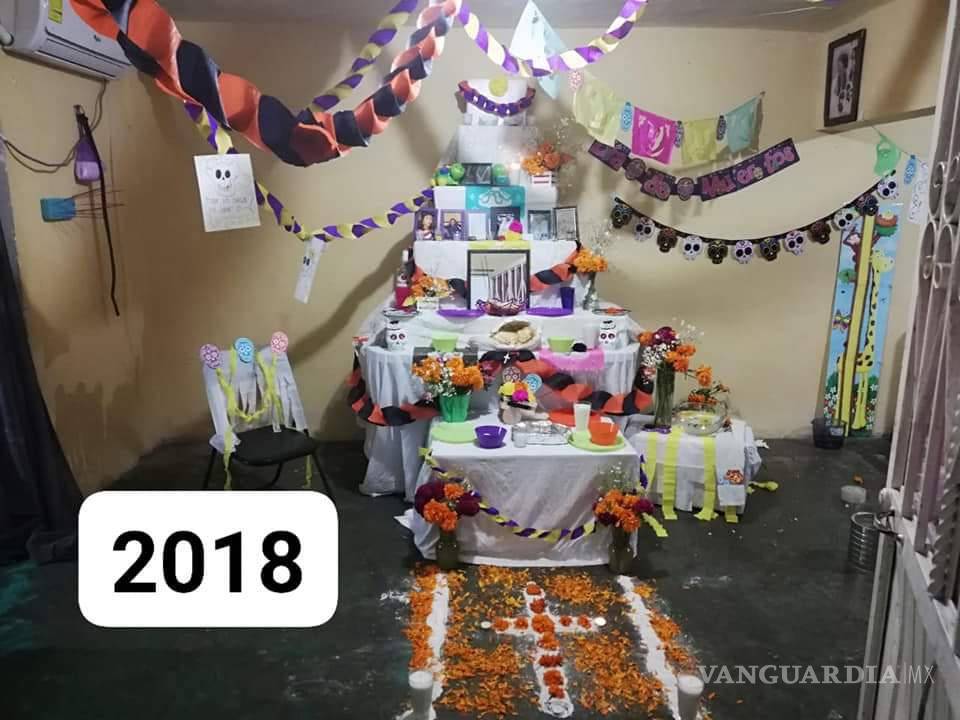 $!Familia saltillense dedicó su altar del Día de Muertos a 16 personas y 10 mascotas; colocan altares desde 2017