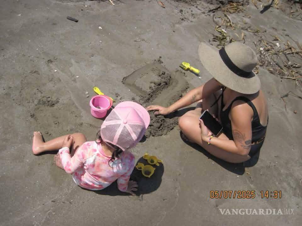 $!Halenia Aguilar con su hija Victoria en la playa, en Veracruz.