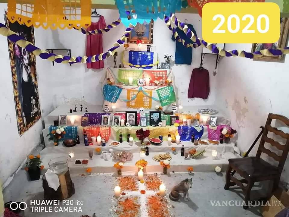 $!Familia saltillense dedicó su altar del Día de Muertos a 16 personas y 10 mascotas; colocan altares desde 2017