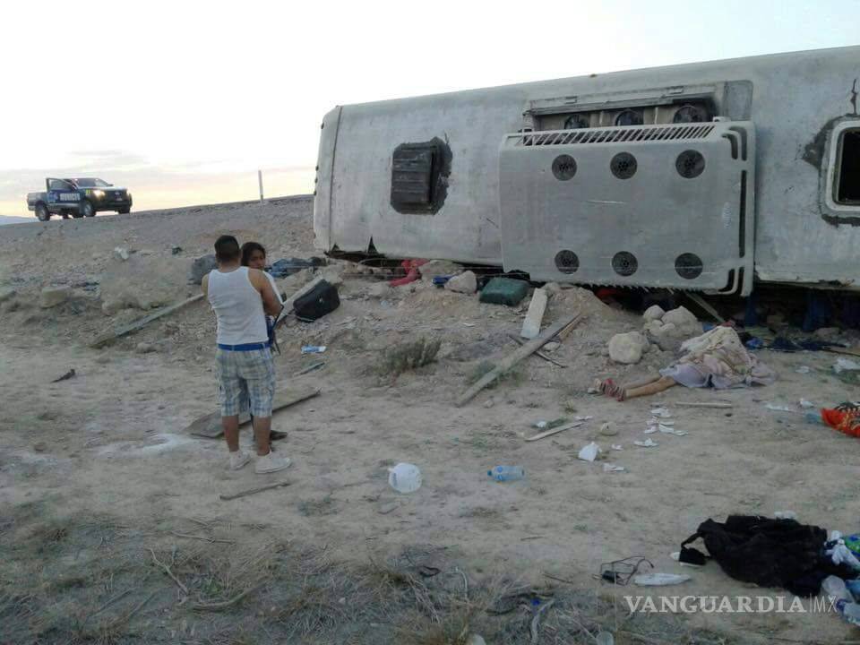 $!Trasladan a Monclova a heridos por volcadura en la que murieron 7 pasajeros