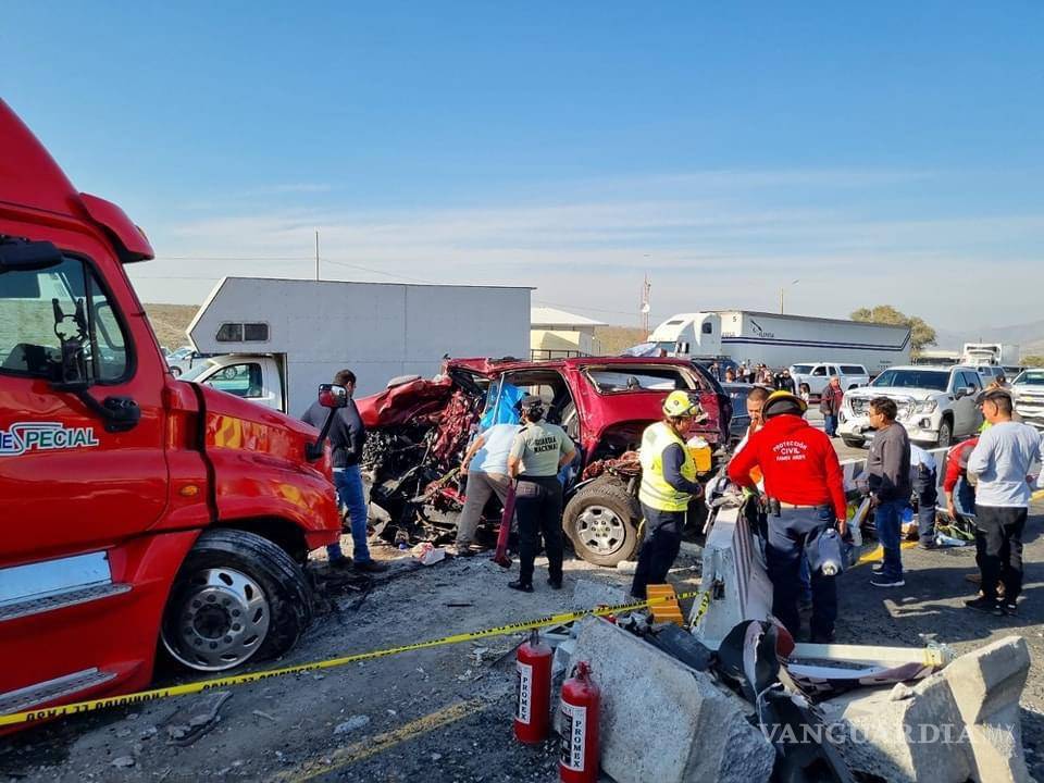 $!El siniestro ocurrió cuando la unidad de carga quedó sin frenos e impactó a la fila de vehículos estacionados.