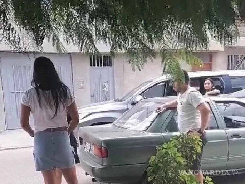 $!El hombre intenta alejarla de la escena que llamó la atención de transeúntes